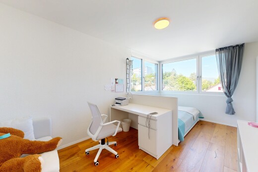 zimmer / schlafzimmer mit day time, inside property, bürobereich, wood finish floor, und holzfußboden