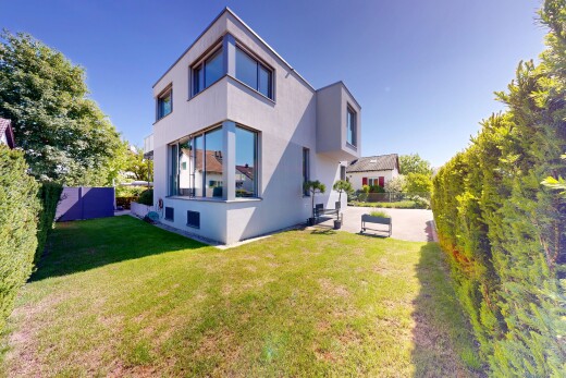 außenansicht mit rasen, property visible, stuckverkleidung, day time, und zaun