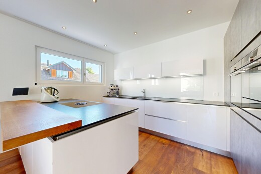küche mit wood finish floor, holzfußboden, kitchen peninsula, küchentheke, und flat panel cabinets
