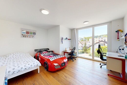 chambre avec day time, inside property, sol en finition bois, wood finish floor, et lumière naturelle