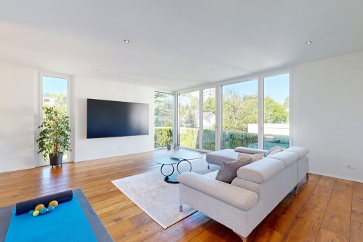 wohnzimmer mit floor ceiling windows, bodendeckenfenster, wood finish floor, holzfußboden, und drywall