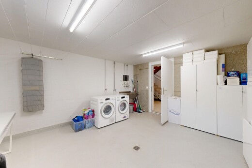 wäschekammer mit inside property, light floor, keller, betonboden, und concrete floor