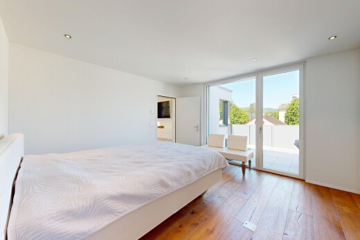 zimmer / schlafzimmer mit day time, wood finish floor, holzfußboden, natural light, und natürliches licht