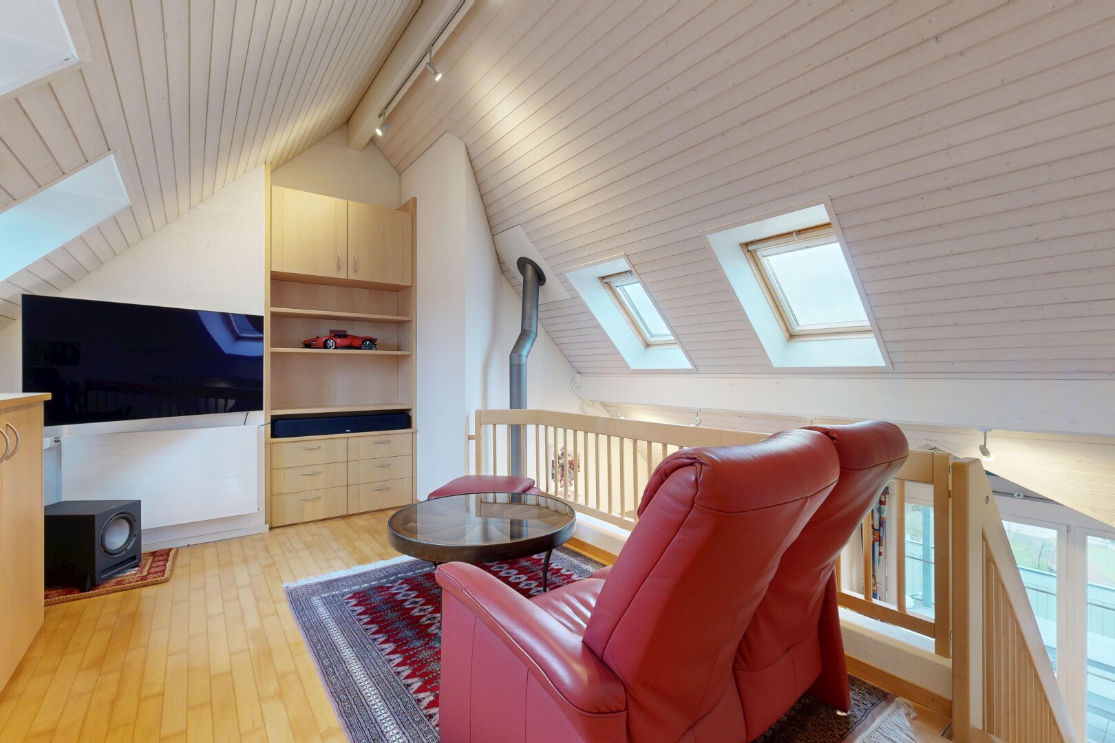 wohnzimmer mit dachfenster, dachschräge, vaulted ceiling, fernseher, und inside property