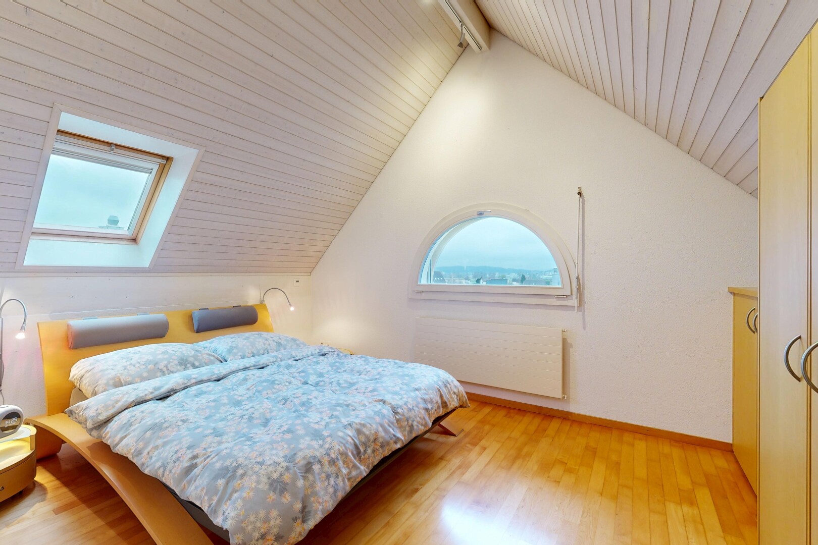 zimmer / schlafzimmer mit dachschräge, vaulted ceiling, holzfußboden, wood finish floor, und natürliches licht