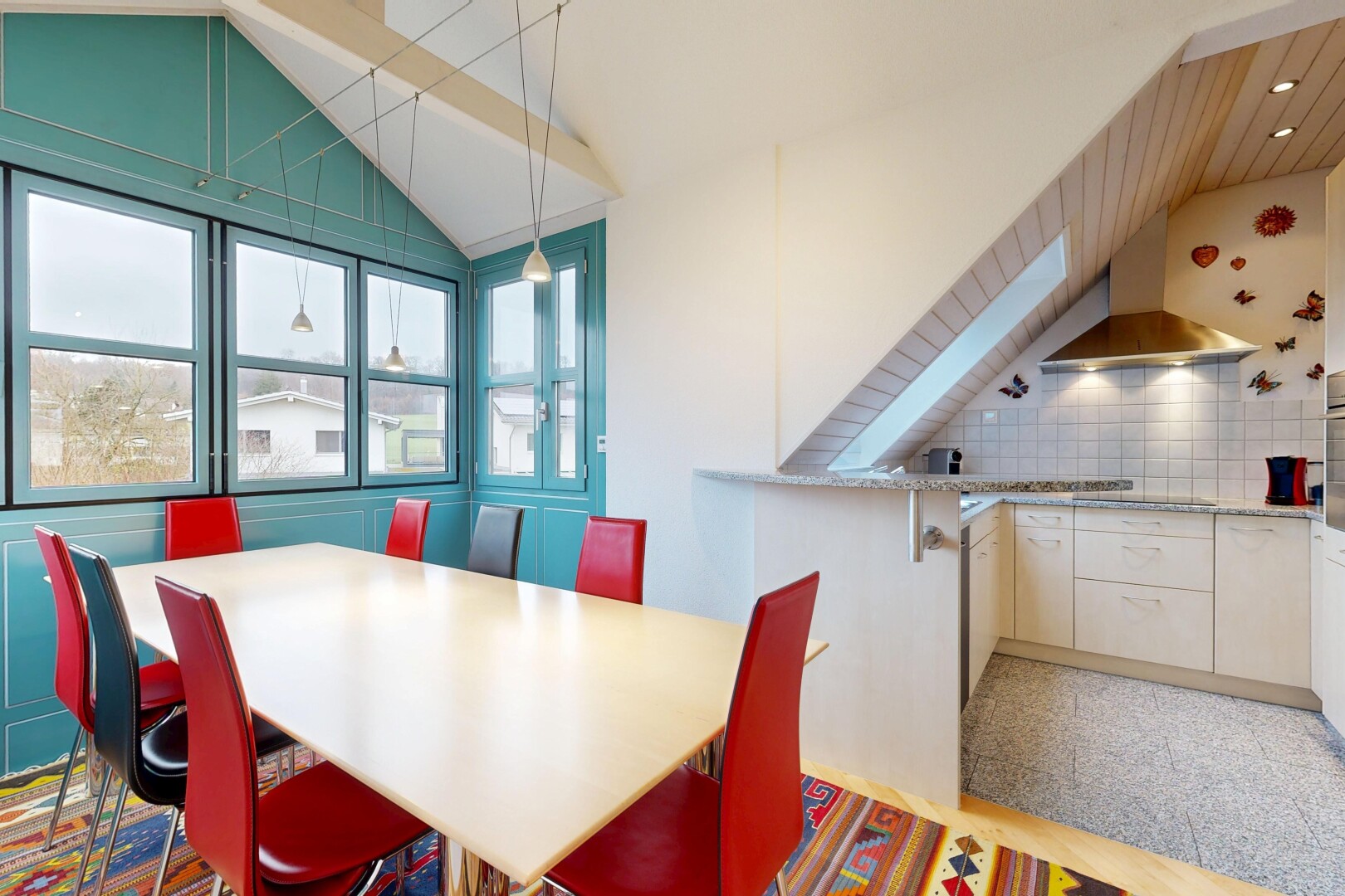 esszimmer mit natürliches licht, natural light, dachschräge, vaulted ceiling, und inside property