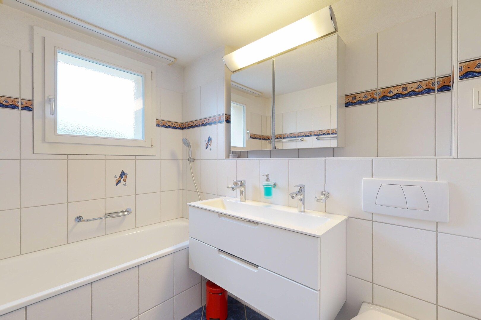 bad mit komplettes badezimmer, fliesenwand, tile wall, doppelwaschtisch, und inside property