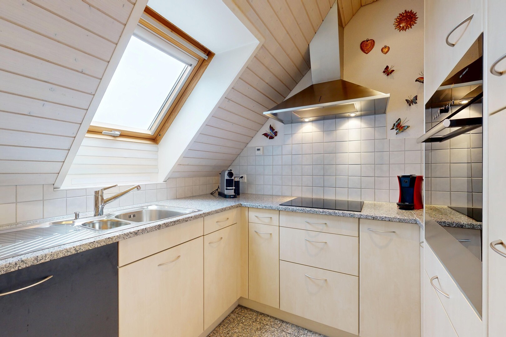 küche mit offene regale, dunstabzugshaube, ofen, inside property, und küchenrückwand beim herd