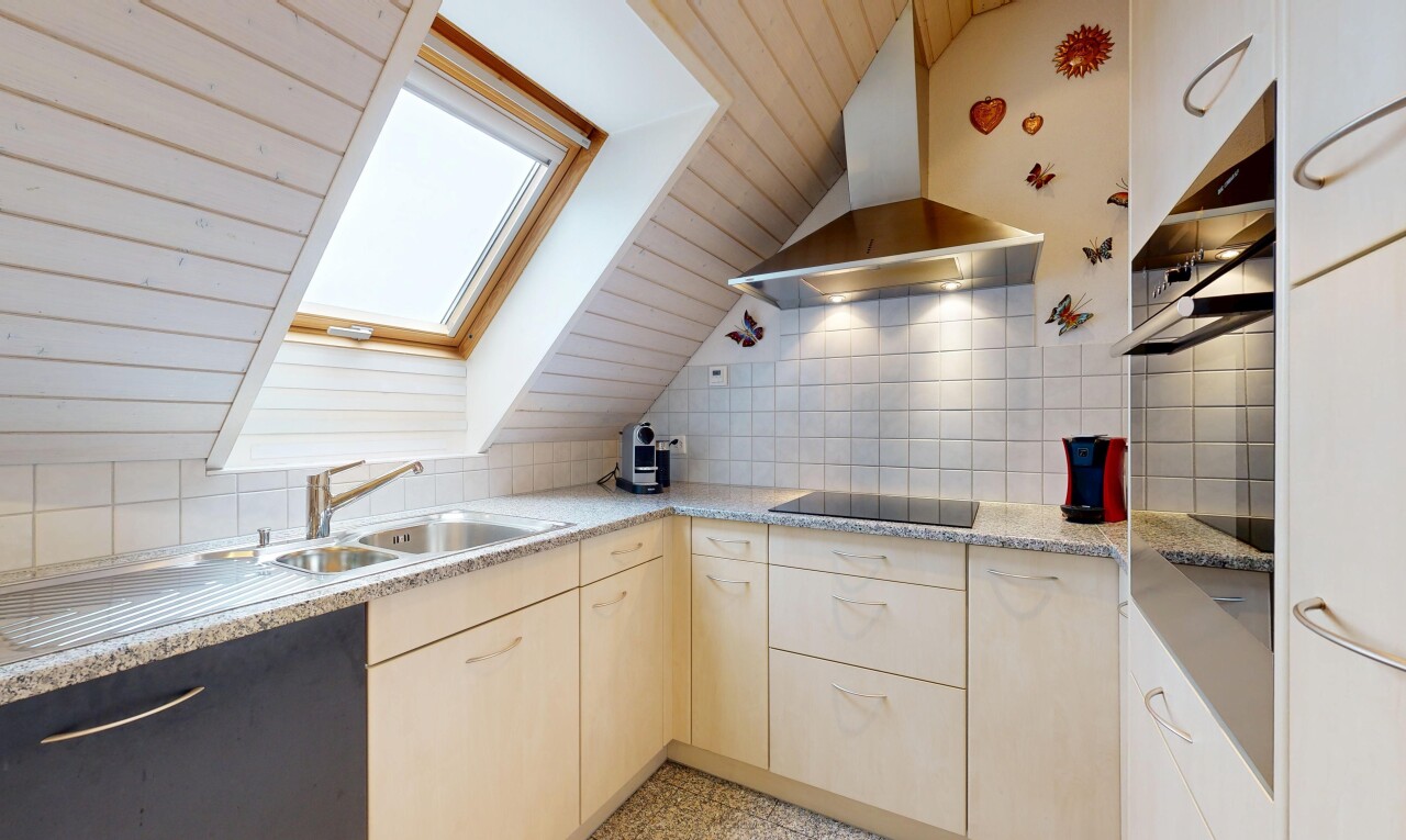 küche mit offene regale, dunstabzugshaube, ofen, inside property, und küchenrückwand beim herd