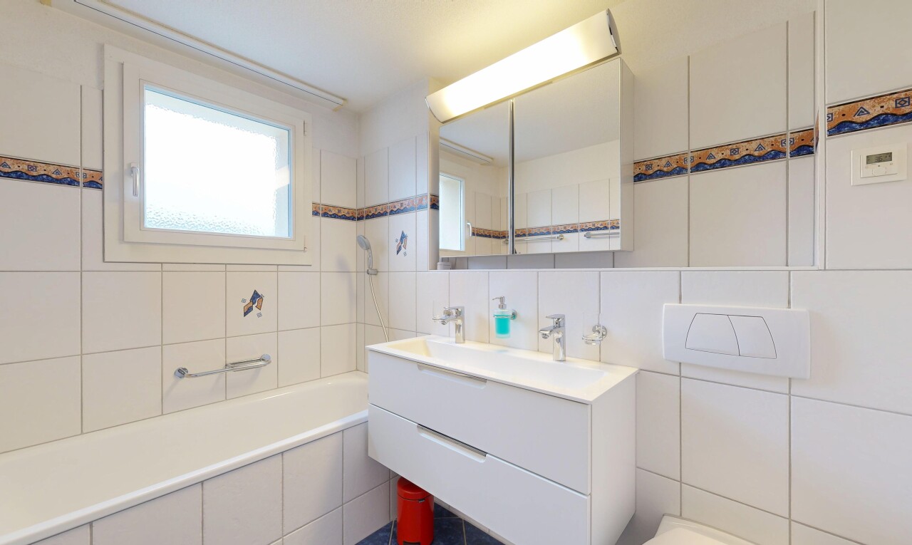 bad mit komplettes badezimmer, fliesenwand, tile wall, doppelwaschtisch, und inside property