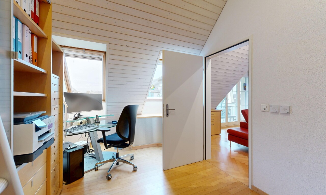 büro mit bürobereich, natürliches licht, natural light, fernseher, und holzfußboden