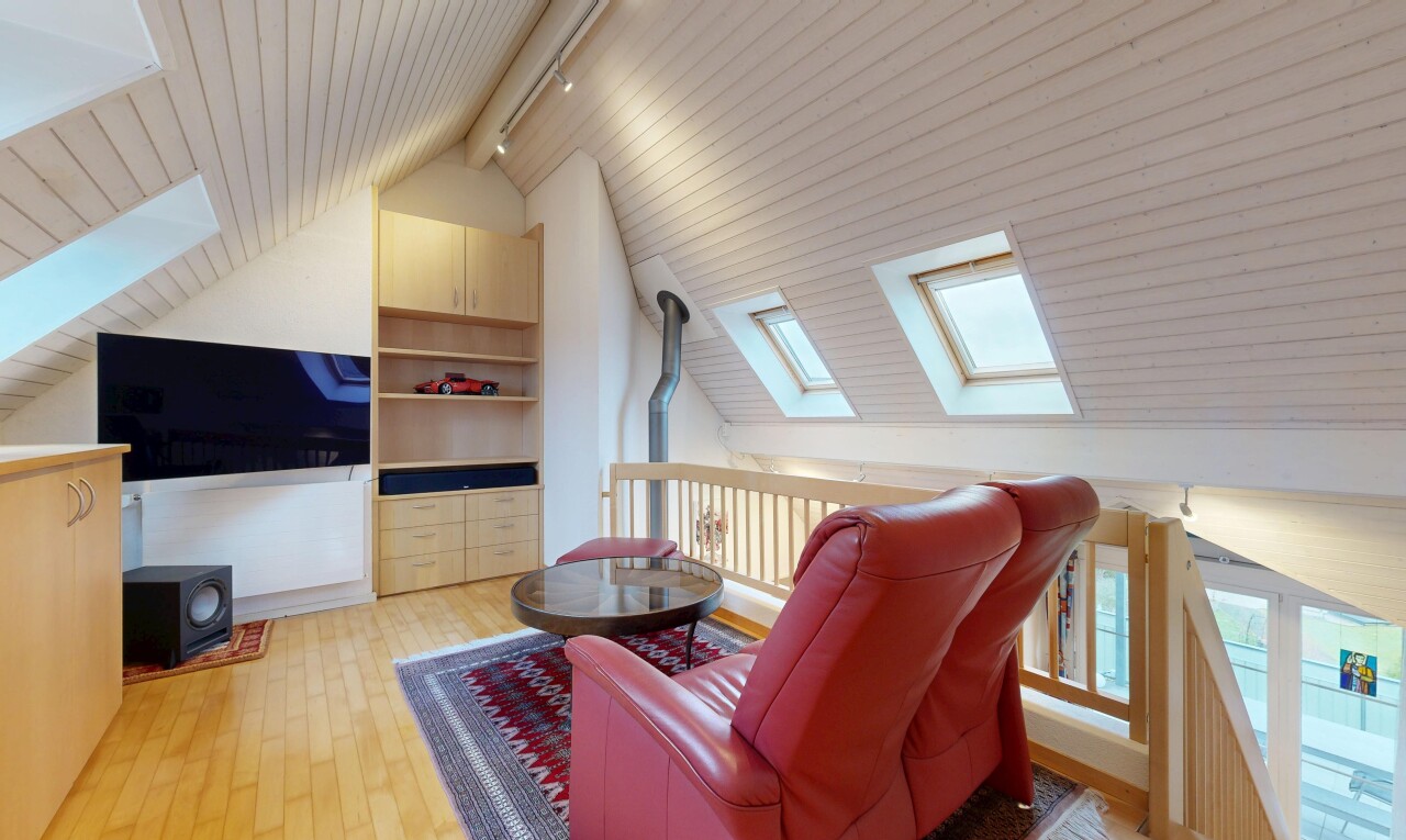 wohnzimmer mit dachfenster, dachschräge, vaulted ceiling, fernseher, und inside property
