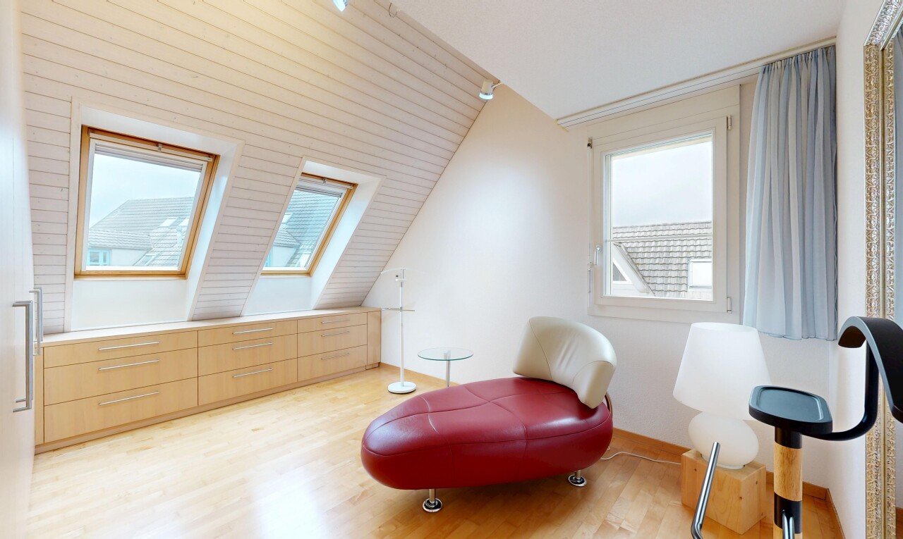 wohnzimmer mit dachfenster, holzfußboden, wood finish floor, dachschräge, und vaulted ceiling