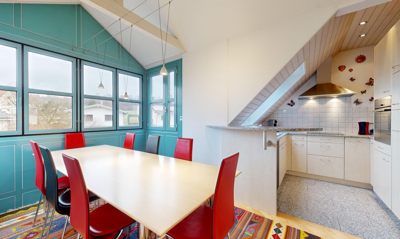 esszimmer mit natürliches licht, natural light, dachschräge, vaulted ceiling, und inside property