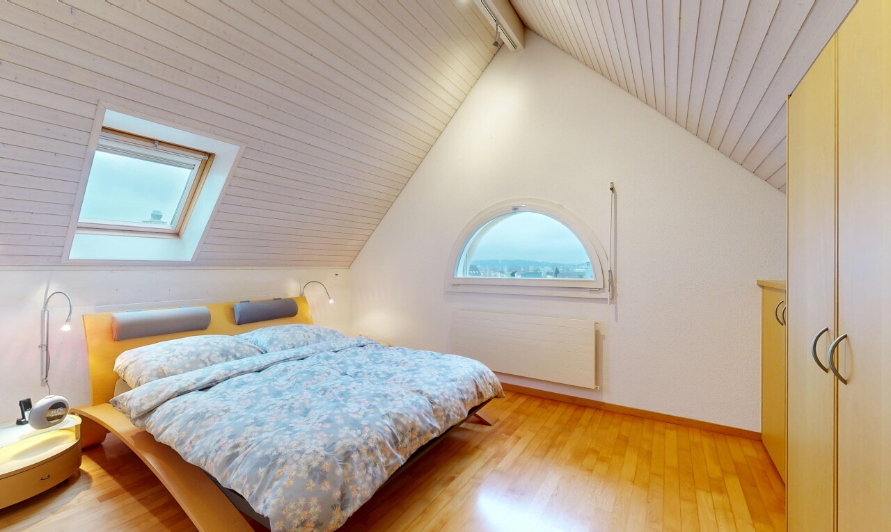 zimmer / schlafzimmer mit dachschräge, vaulted ceiling, holzfußboden, wood finish floor, und natürliches licht