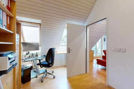 bureau avec espace bureau, lumière naturelle, natural light, télévision, et sol en finition bois