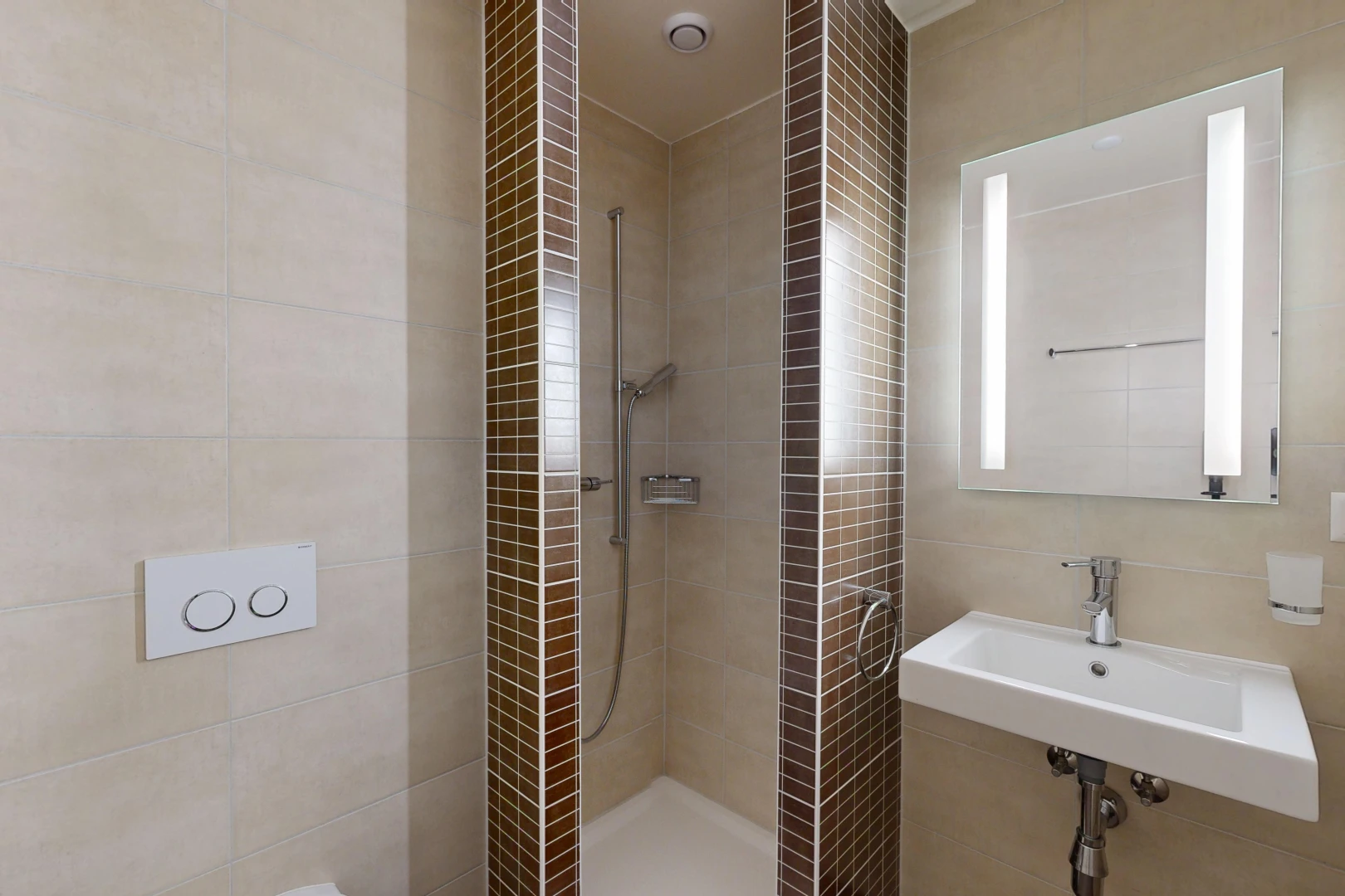 salle de bains avec douche, miroir, salle de bain complète, évier, et tile wall