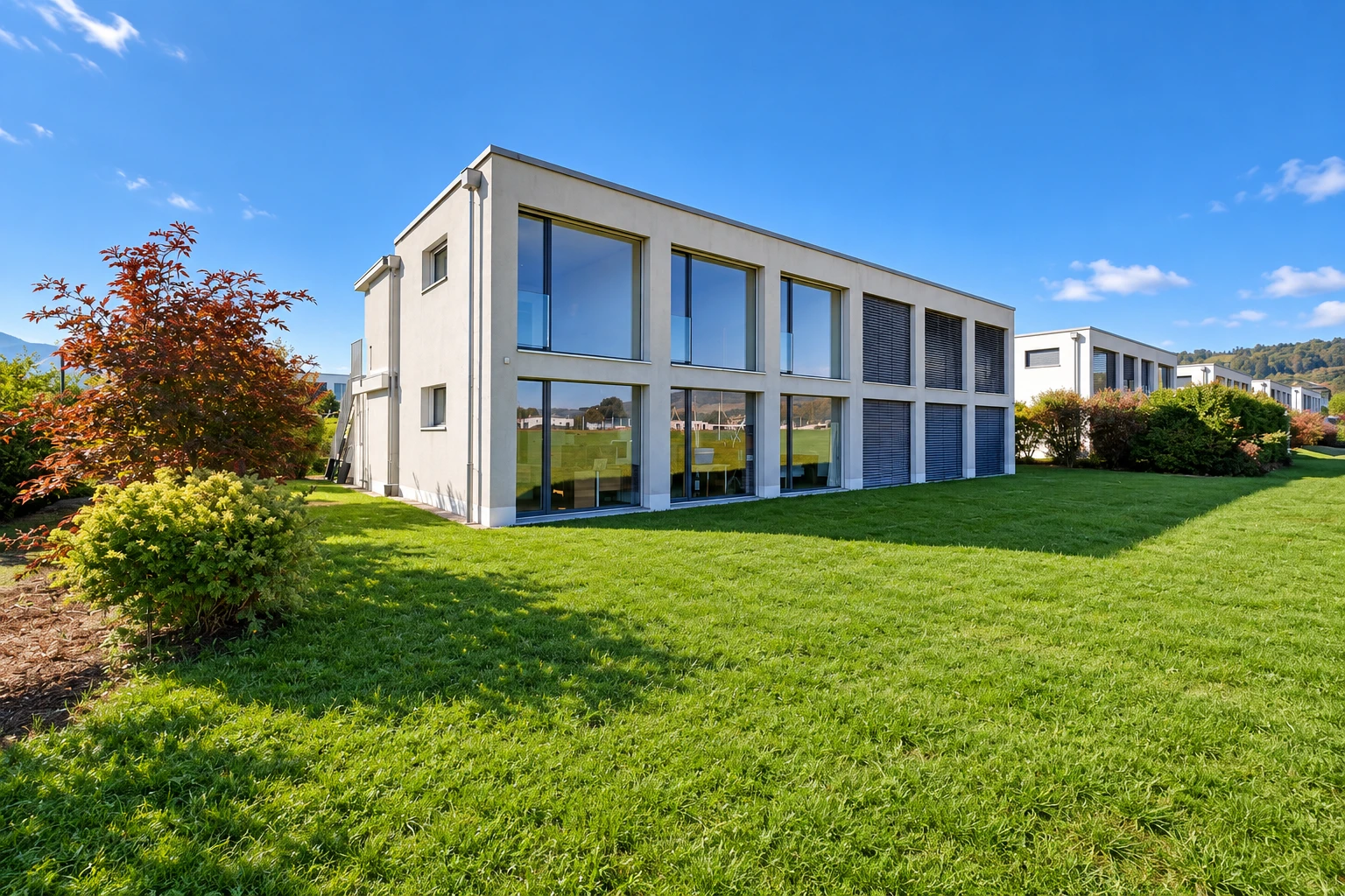 façade avec pelouse, day time, et bardage en stuc