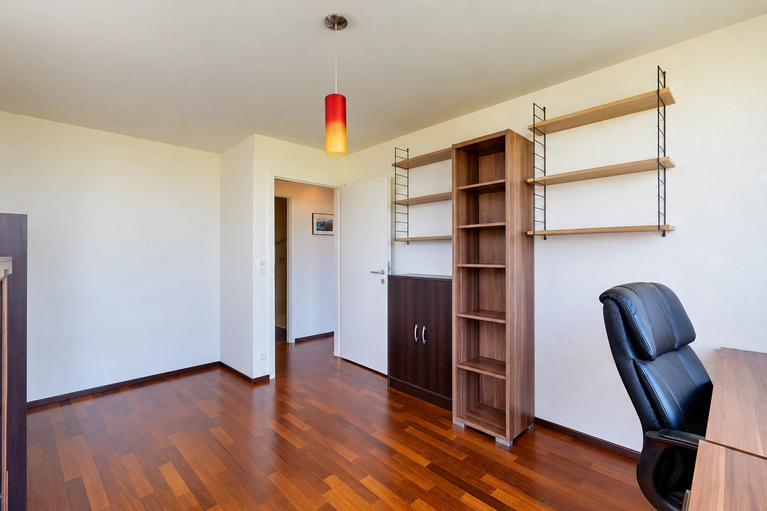 bureau avec drywall, cloison sèche, éclairage suspendu, dark floor, et wood finish floor