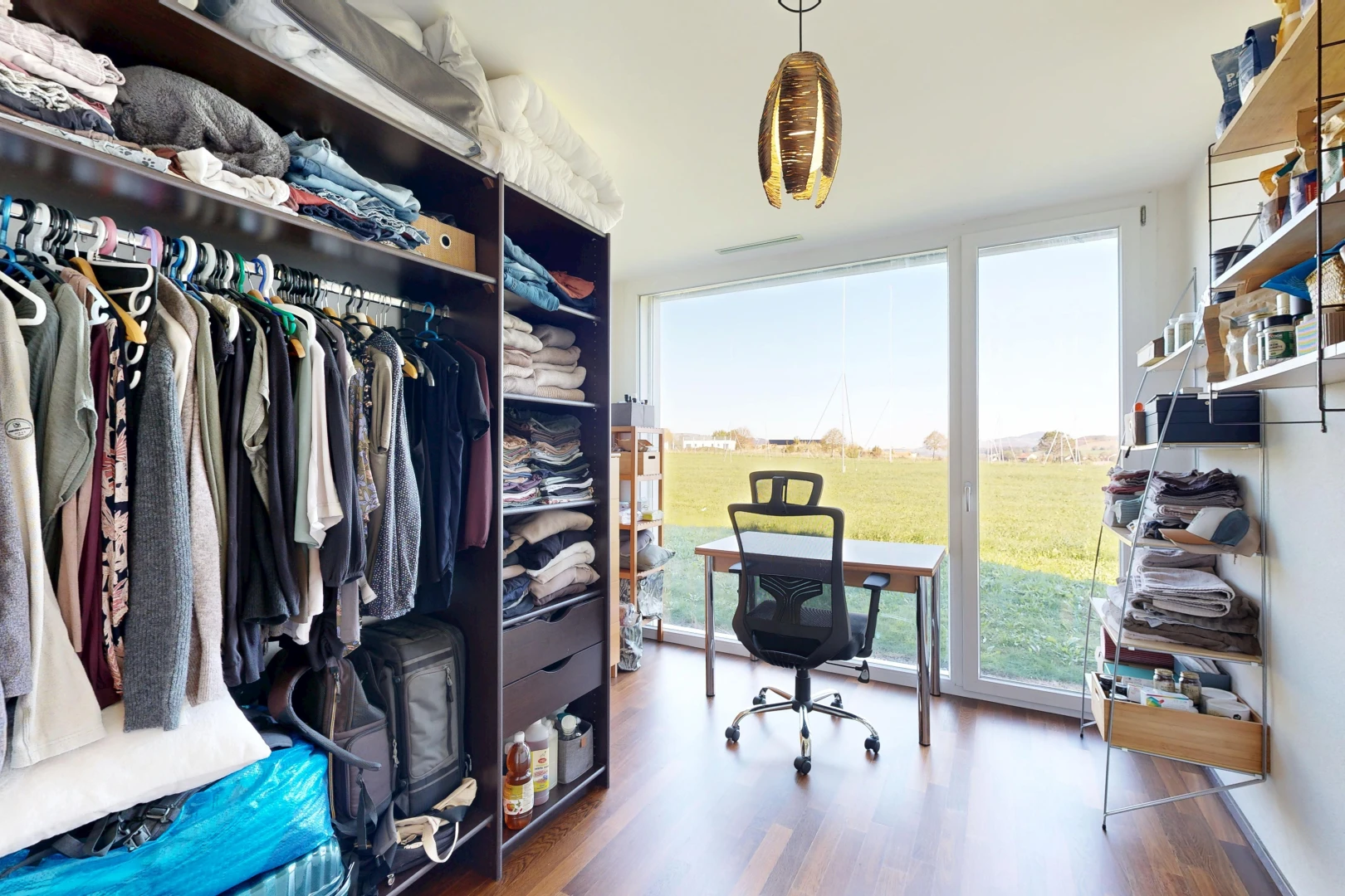 dressing avec sol en finition bois, wood finish floor, et espace bureau