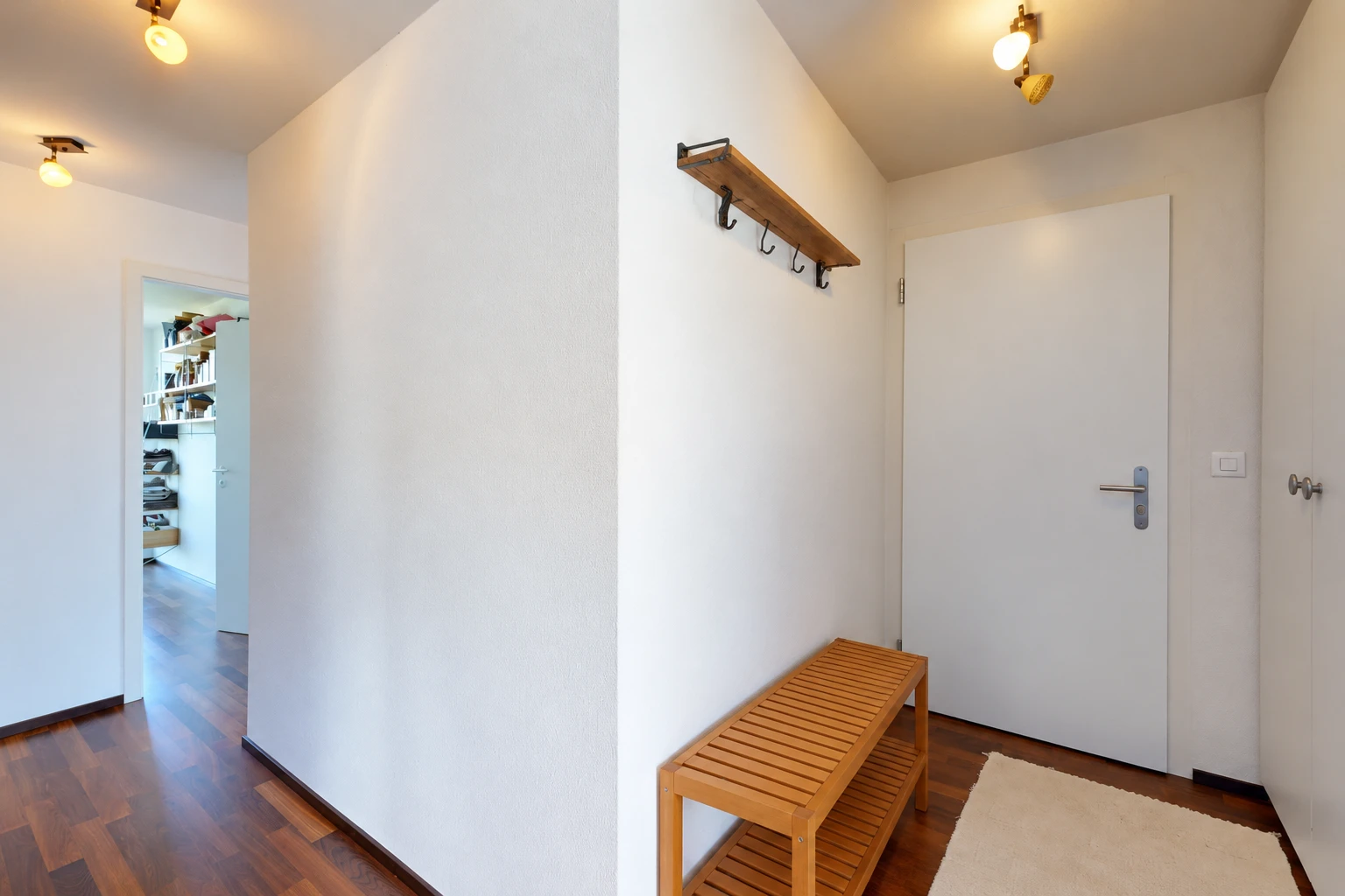 couloir avec drywall, cloison sèche, inside property, wood finish floor, et sol en finition bois