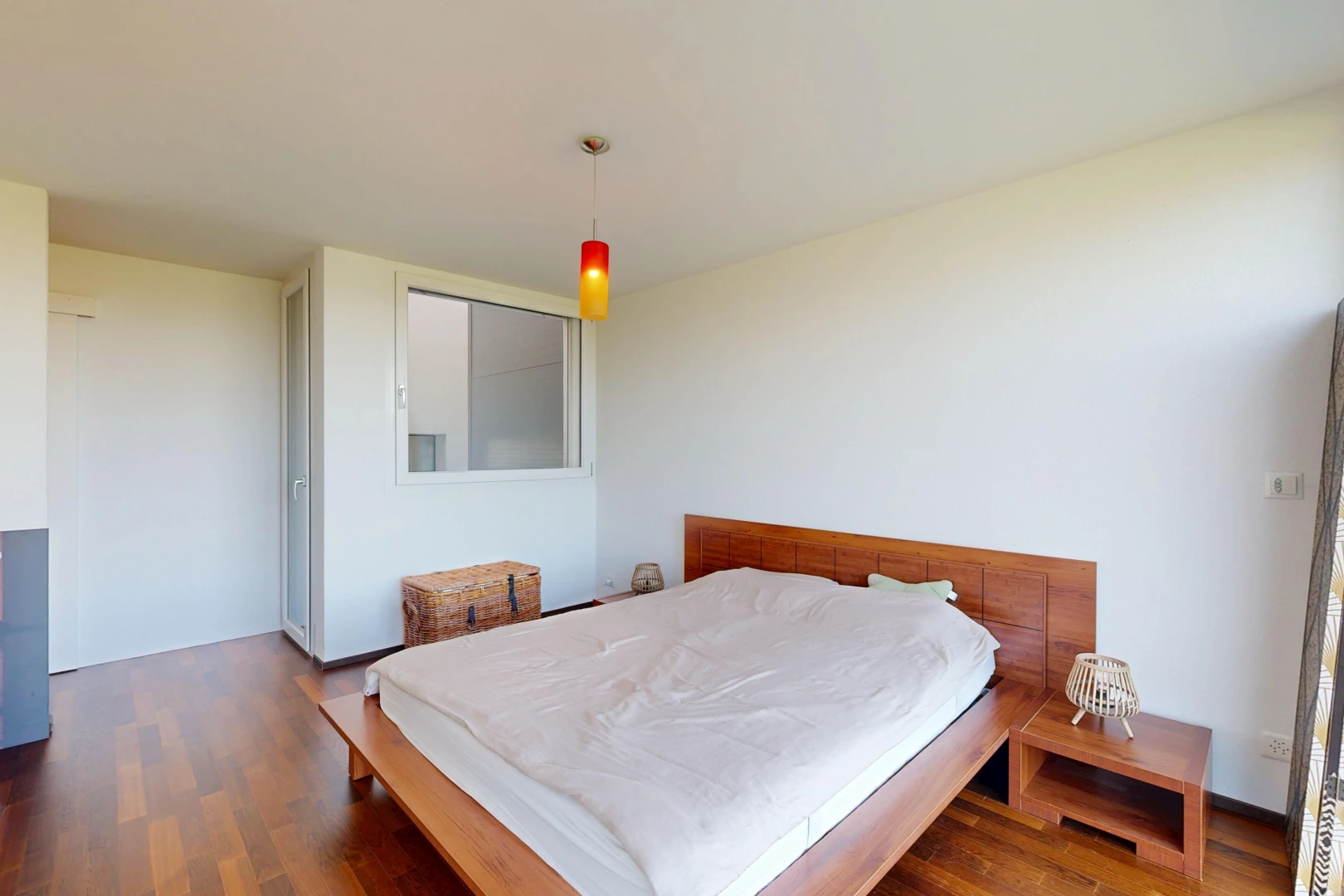chambre avec éclairage suspendu, cloison sèche, drywall, sol en finition bois, et wood finish floor