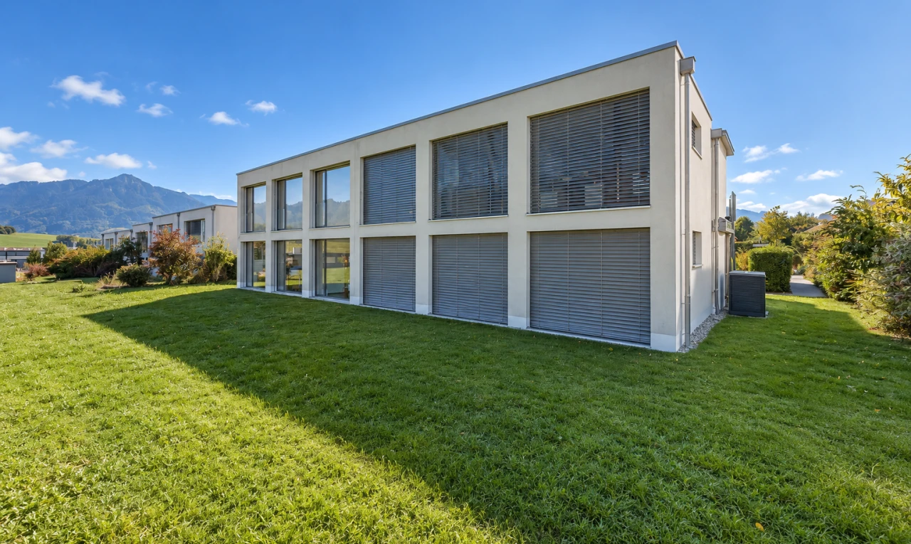 façade avec pelouse, property visible, from property, bardage en stuc, et day time