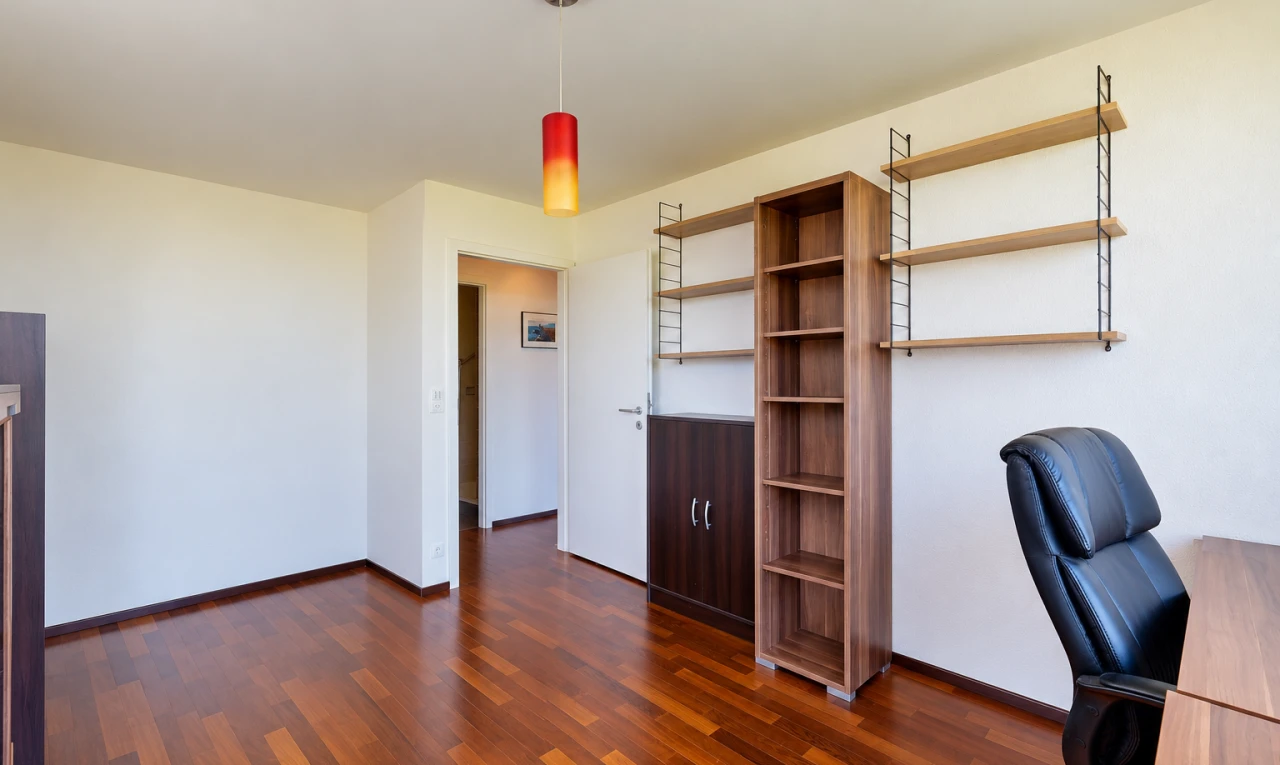 bureau avec drywall, cloison sèche, éclairage suspendu, dark floor, et wood finish floor