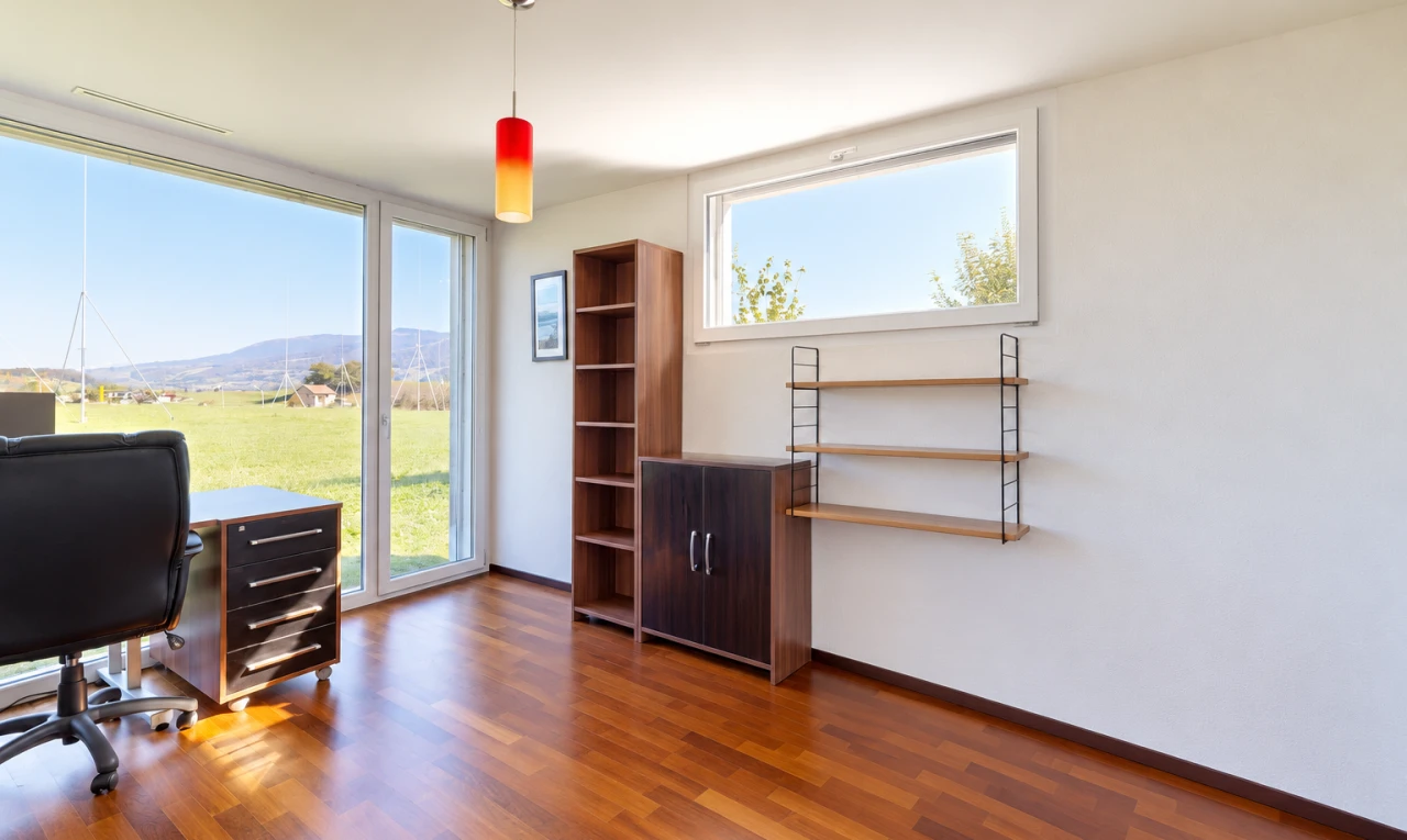 bureau avec éclairage suspendu, cloison sèche, drywall, vue sur la montagne, et mountain view