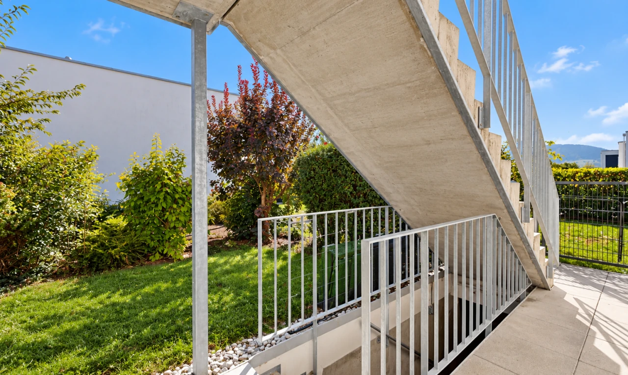 terrasse avec day time, pelouse, et from property