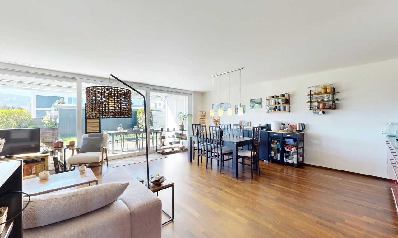 salon / salle à manger avec télévision, accès à l'extérieur, drywall, cloison sèche, et wood finish floor