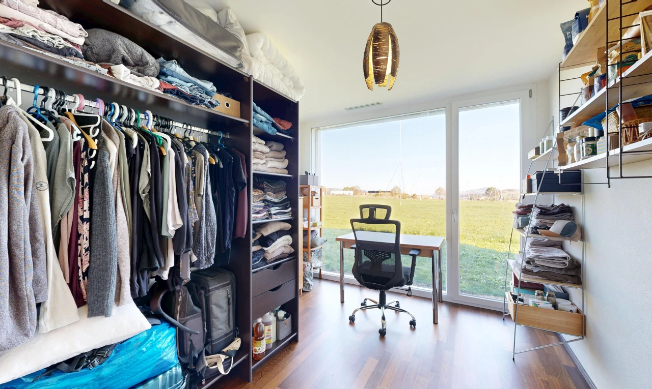 dressing avec sol en finition bois, wood finish floor, et espace bureau