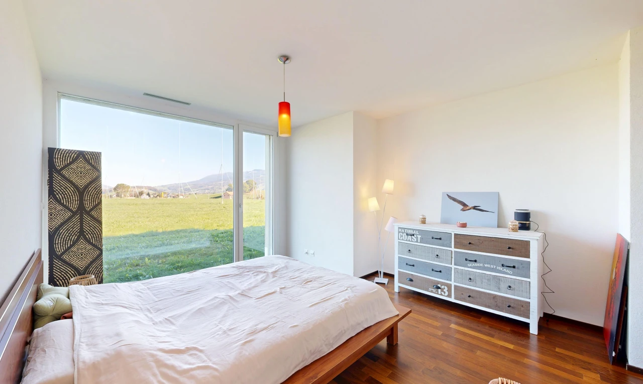 chambre avec éclairage suspendu, day time, sol en finition bois, wood finish floor, et cloison sèche
