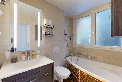 salle de bains avec salle de bain complète, miroir, lavabo (ou coiffeuse selon le contexte), mur en carrelage, et tile wall