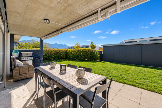 terrasse avec clôture, terrasse, pelouse, coin repas extérieur, et from property
