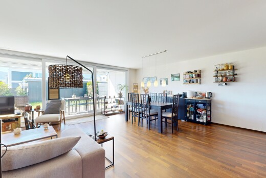 salon / salle à manger avec télévision, accès à l'extérieur, drywall, cloison sèche, et wood finish floor