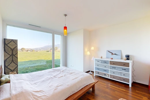 chambre avec éclairage suspendu, day time, sol en finition bois, wood finish floor, et cloison sèche