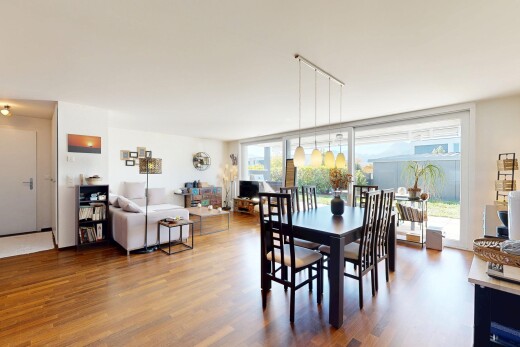 salon / salle à manger avec accès à l'extérieur, drywall, cloison sèche, wood finish floor, et sol en finition bois
