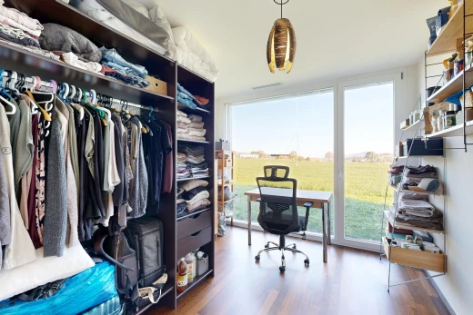 dressing avec sol en finition bois, wood finish floor, et espace bureau