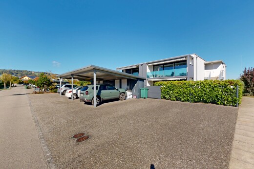 façade avec parking et day time