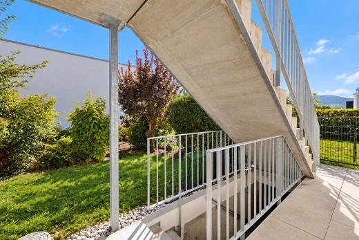 terrasse avec day time, pelouse, et from property