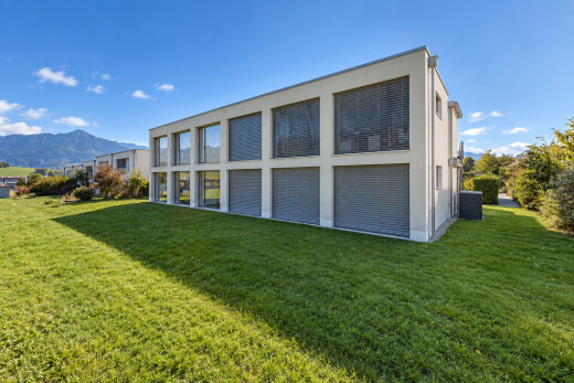 façade avec pelouse, property visible, from property, bardage en stuc, et day time