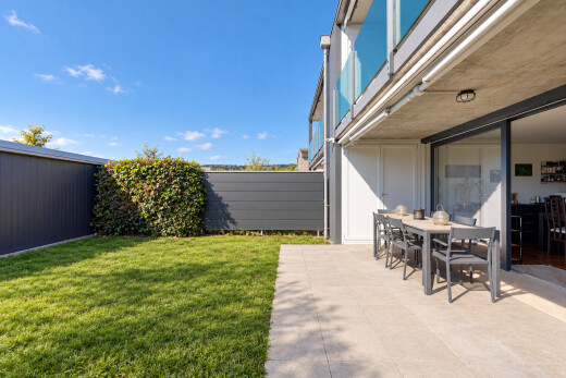 terrasse avec clôture, pelouse, day time, coin repas extérieur, et from property