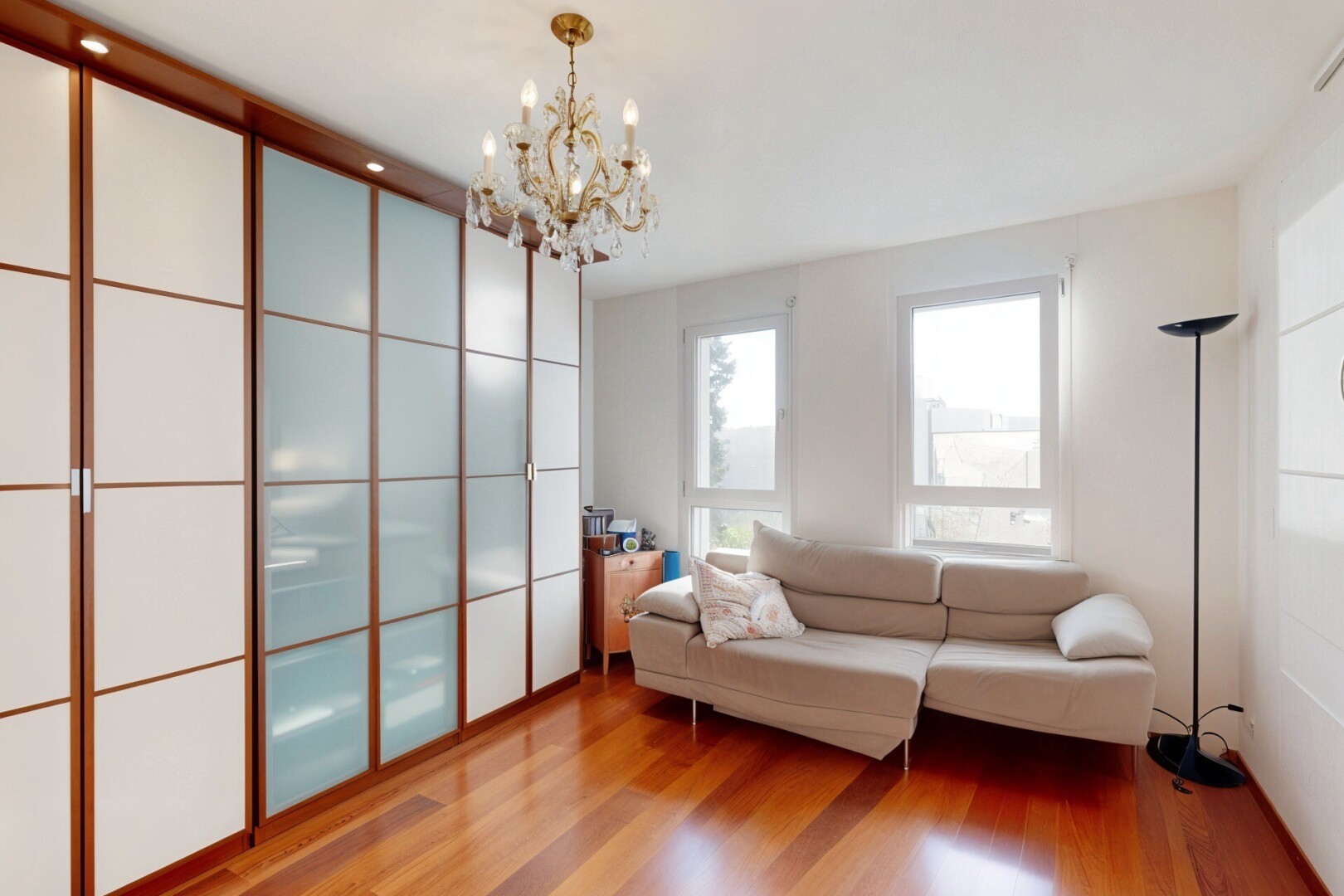 living area with a chandelier and light wood-style floors
