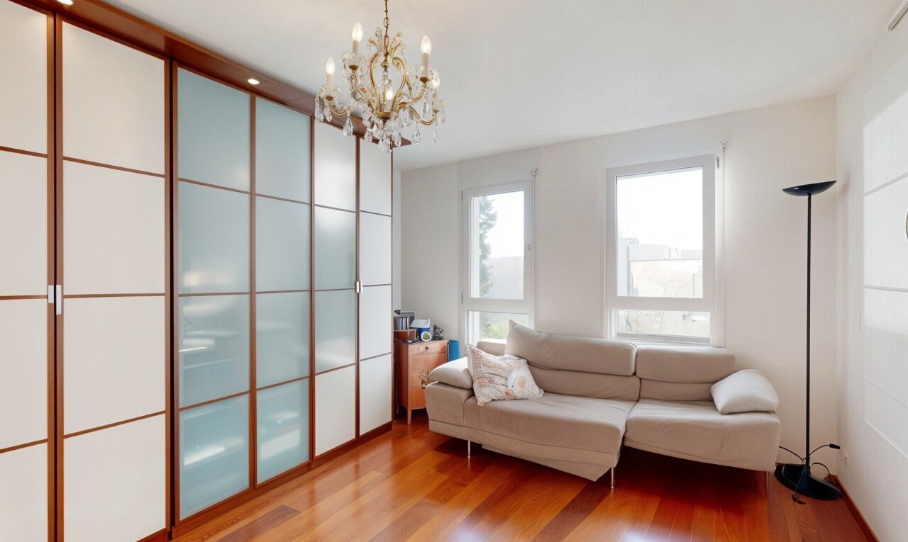 living area with a chandelier and light wood-style floors