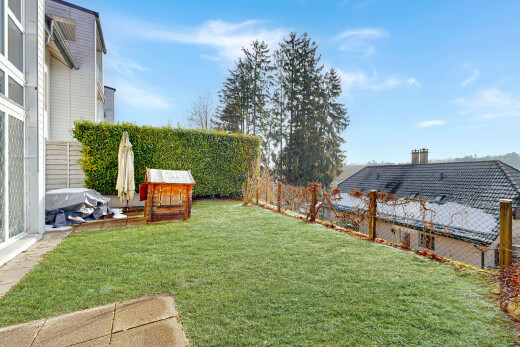 jardin avec clôture, pelouse, day time, from property, et terrasse