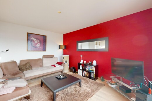 salon avec cloison sèche, drywall, télévision, inside property, et mur d'accent