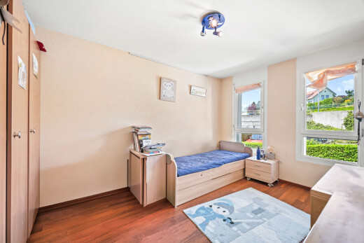chambre avec inside property, sol en finition bois, wood finish floor, lumière naturelle, et natural light