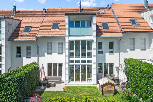 façade avec bardage en stuc, bardage en verre, day time, et terrasse