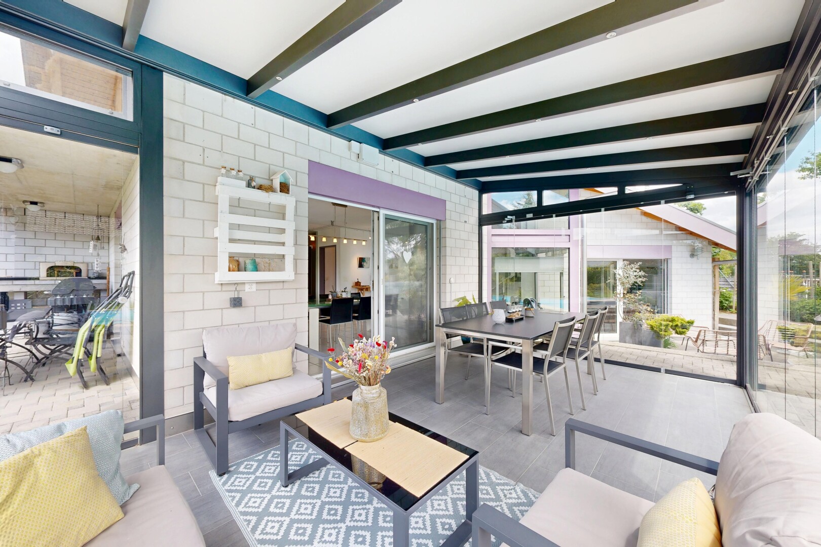 terrasse avec coin repas extérieur, terrasse, et espace de vie extérieur